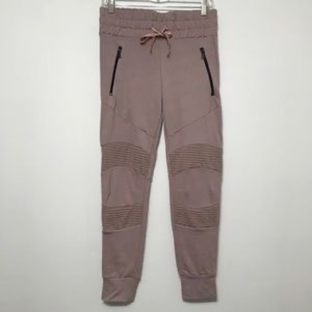 - Beloforte motto sweatpants